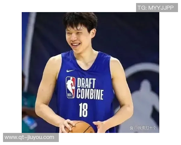 小杨激情泼水庆祝斯普利特首场胜利并获得比赛用球