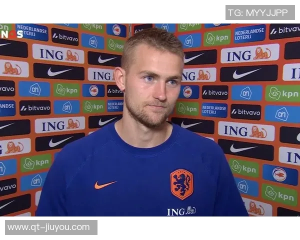 德里赫特社交媒体分享庆祝照片感谢曼联球迷支持艰难比赛后的喜悦